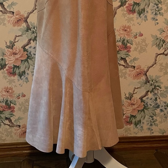 Vintage Ideology Suede Leather Skirt; Deep Beige W/Fitted Seams; Women's Size 8 - Picture 5 of 16